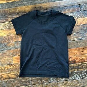 Lululemon size 6 shirt. Black.